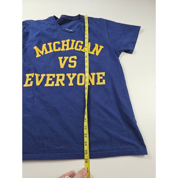 Michigan wolverines vs everyone navy yellow t shirt school game day M unisex ^ - Picture 4 of 5